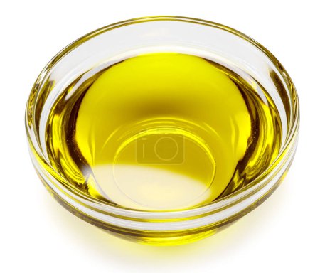 Glasschale mit Olivenöl isoliert auf weißem Hintergrund. Datei enthält Schnittpfad.