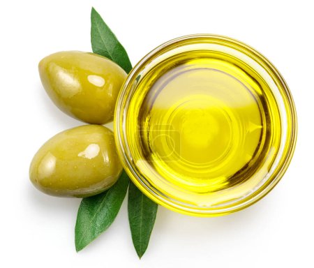 Foto de Cuenco de vidrio de aceite de oliva y bayas de oliva aisladas sobre fondo blanco. Vista superior. - Imagen libre de derechos