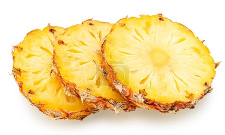 Reife Ananas- und Ananasscheiben isoliert auf weißem Hintergrund. Datei enthält Schnittpfad.