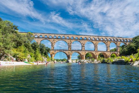 Der Pont du Gard ist ein antikes römisches Aquädukt, das auf einem Fünf-Euro-Schein abgebildet ist. Sommer 2022.