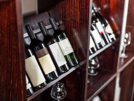 Weinflaschen in den Weinregalen des Restaurants oder Cafés in Großaufnahme.