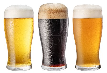 Sammlung von drei verschiedenen Gläsern Bier auf weißem Hintergrund. Wege beschneiden.