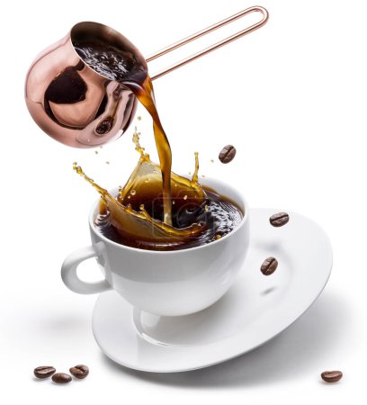 Bebida de café hirviendo verter de café de cobre cezve en taza de café aislado sobre fondo blanco. Imagen conceptual del café.