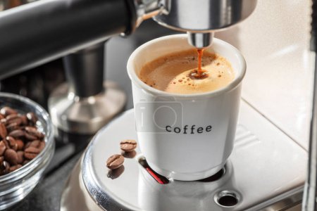 Foto de Cafetera automática. Verter café en el primer plano de la taza de café. - Imagen libre de derechos