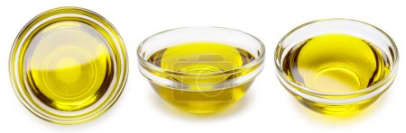 Drei Glasschalen mit Olivenöl isoliert auf weißem Hintergrund. Datei enthält Schnittpfad.