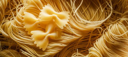 Italienische Pasta Vermicelli und Farfalle aus nächster Nähe. Hintergrund der Nahrungsmittel.