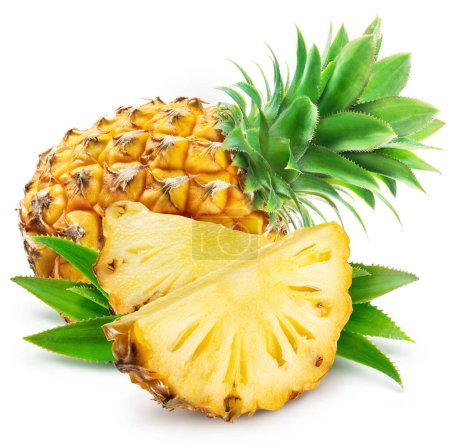 Téléchargez les photos : Tranches d'ananas et d'ananas sur fond blanc. Le fichier contient le chemin de coupe. - en image libre de droit