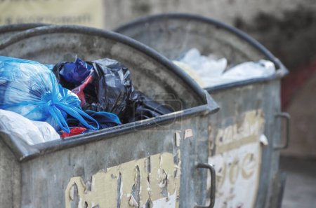 Téléchargez les photos : Des bennes à ordures pleines de déchets - en image libre de droit