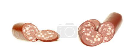 Téléchargez les photos : Saucisse coupée en tranches sur fond blanc - en image libre de droit