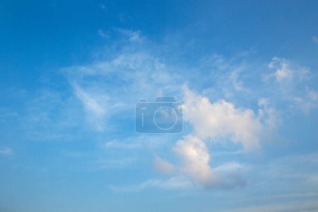 Foto de Un hermoso cielo azul con un atardecer nublado - Imagen libre de derechos