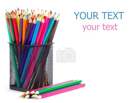 Téléchargez les photos : Crayons de différentes couleurs isolés sur le blanc - en image libre de droit