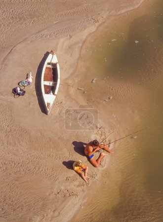Foto de GQEBERHA, SUDÁFRICA - 11 DE JULIO DE 2023: Pesca en el río Swartskop cerca de Gqeberha, anteriormente llamado Port Elizabeth, en la provincia del Cabo Oriental de Sudáfrica. - Imagen libre de derechos