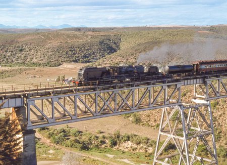 Foto de Una máquina de vapor que cruza un puente ferroviario cerca de Mossel Bay en la Provincia Occidental del Cabo de Sudáfrica. - Imagen libre de derechos