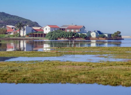 Foto de Great Brak River es un pueblo costero construido alrededor de la laguna del río Great Brak, cerca de la ciudad de Mossel Bay en la sección Ruta del Jardín de la provincia del Cabo Occidental de Sudáfrica.. - Imagen libre de derechos