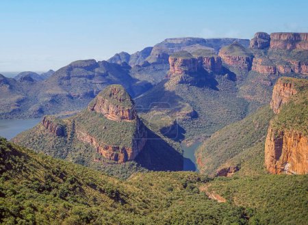 Foto de La Reserva Natural del Cañón del Río Blyde, en la provincia de Mpumalanga en Sudáfrica, con los Tres Rondavels y la presa Blyderivierpoort también a la vista. - Imagen libre de derechos