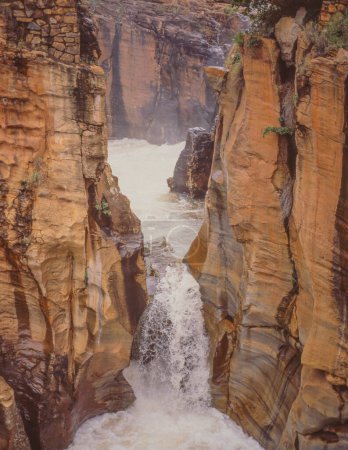 Foto de Agua que desemboca en los Baches de la Suerte de Bourke en el Cañón del Río Blyde en la provincia de Mpumalanga, Sudáfrica. - Imagen libre de derechos