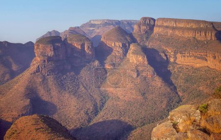 Téléchargez les photos : Les Trois Rondavels dans la réserve naturelle de Blyde River Canyon dans la province de Mpumalanga en Afrique du Sud sont trois sommets qui ressemblent à des rondavels ronds traditionnels ou des fermes africaines. - en image libre de droit