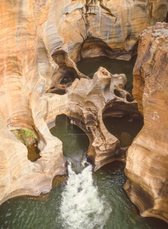 Foto de Una sección de los Baches de la Suerte de Bourke, que muestra la erosión causada por la arena y las rocas, en la Reserva Natural del Cañón del Río Blyde en la provincia de Mpumalanga en Sudáfrica. - Imagen libre de derechos