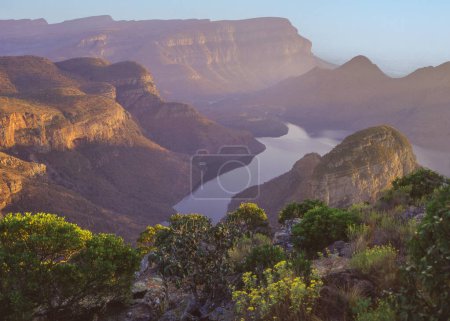Foto de Salida del sol en la Reserva Natural del Cañón del Río Blyde y la presa de Blyderivierpoort, en la provincia de Mpumalanga, Sudáfrica. - Imagen libre de derechos