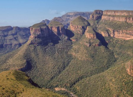 Foto de Los Tres Rondavels en la Reserva Natural del Cañón del Río Blyde en la provincia de Mpumalanga en Sudáfrica son tres cumbres de montañas que se asemejan a los tradicionales rondavels redondos o granjas africanas.. - Imagen libre de derechos