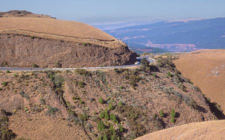 Foto de Long Tom Pass es un paso de montaña en el Gran Escarpe situado en la provincia de Mpumalanga en Sudáfrica, entre Lydenburg y Sabie. Lleva el nombre del cañón Long Tom utilizado por los bóers durante la Segunda Guerra Bóer.. - Imagen libre de derechos