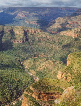 Foto de El cañón escénico en la Reserva Natural del Cañón del Río Blyde en la provincia de Mpumalanga en Sudáfrica es uno de los cañones más grandes del mundo. - Imagen libre de derechos