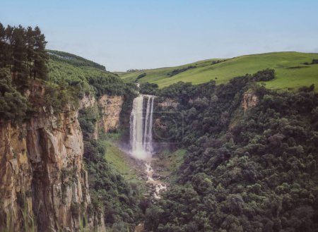 Foto de Karkloof Falls es una cascada cerca de Howick, provincia de KwaZulu-Natal, Sudáfrica. La cascada mide aproximadamente 105 m de altura y se encuentra en el río Karkloof.. - Imagen libre de derechos