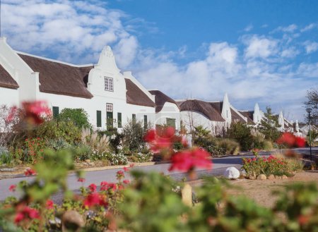 Foto de Una casa holandesa del Cabo en Church Street en Tulbagh, en la Provincia Occidental del Cabo de Sudáfrica. La calle cuenta con el mayor número de sitios patrimoniales holandeses, eduardianos y victorianos del Cabo en una calle de Sudáfrica. - Imagen libre de derechos