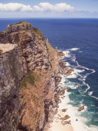 Foto de Cape Point, donde el Océano Índico se encuentra con el Atlántico, en la punta de la península del Cabo en la provincia del Cabo Occidental de Sudáfrica. - Imagen libre de derechos