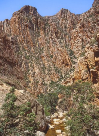 Foto de Magníficas formaciones rocosas vistas desde el paso de Swartberg que atraviesa las montañas de Swartberg a lo largo del borde del Pequeño Karoo en la provincia del Cabo Occidental de Sudáfrica. - Imagen libre de derechos