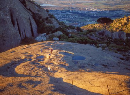 Foto de Senderistas en Britannia Rock por encima de la ciudad de Paarl en la provincia de Cabo Occidental de Sudáfrica. - Imagen libre de derechos