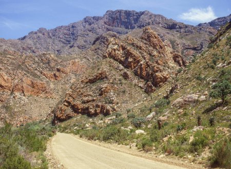 Foto de Una sección de Seweweekspoort, un paso de montaña que va desde Zoar y Laingsburg en la región occidental de Little Karoo de la provincia del Cabo Occidental de Sudáfrica. - Imagen libre de derechos