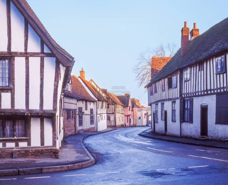 Téléchargez les photos : Une rue dans le village de Lavenham, une paroisse civile et quartier électoral dans le district de Babergh, dans le comté de Suffolk, Angleterre. - en image libre de droit