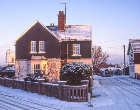 Foto de Nieve invernal en el pueblo costero de Thorpeness en el distrito East Suffolk de Suffolk en Inglaterra. - Imagen libre de derechos