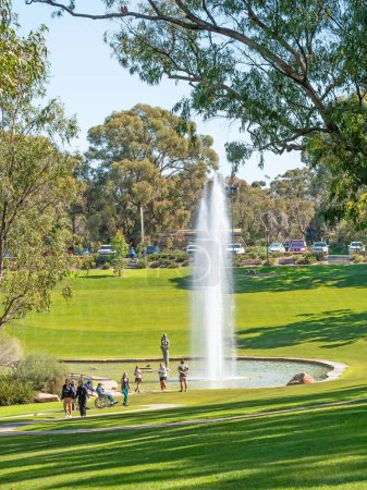 Foto de PERTH, AUSTRALIA - 24 de agosto de 2023: El Pioneer Women 's Memorial está ubicado en el Jardín Botánico de Australia Occidental en Kings Park en Perth, Australia Occidental. Consta de un lago, una estatua y una fuente. - Imagen libre de derechos