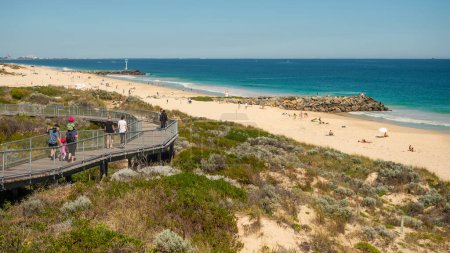 Foto de PERTH, AUSTRALIA - 26 de agosto de 2023: Personas no identificadas caminando por el paseo marítimo desde Floreat Beach a City Beach en Perth, Australia Occidental. - Imagen libre de derechos