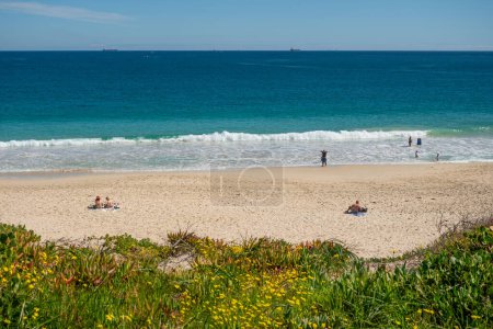 Foto de PERTH, AUSTRALIA - 26 de agosto de 2023: Personas no identificadas se relajan en Floreat Beach en Perth, Australia Occidental. - Imagen libre de derechos