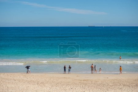 Foto de PERTH, AUSTRALIA - 26 de agosto de 2023: Personas no identificadas se relajan en Floreat Beach en Perth, Australia Occidental. - Imagen libre de derechos