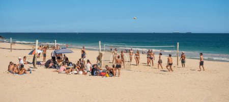 Foto de PERTH, AUSTRALIA - 26 de agosto de 2023: Personas no identificadas jugando voleibol playa en City Beach en Perth, Australia Occidental. - Imagen libre de derechos