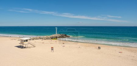 Foto de PERTH, AUSTRALIA - 26 de agosto de 2023: Personas no identificadas se relajan en una playa de la ciudad en Perth, Australia Occidental. - Imagen libre de derechos