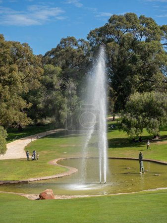 Foto de PERTH, AUSTRALIA - 28 de agosto de 2023: El Pioneer Women 's Memorial está ubicado en el Jardín Botánico de Australia Occidental en Kings Park en Perth, Australia Occidental. Consta de un lago, una estatua y una fuente. - Imagen libre de derechos