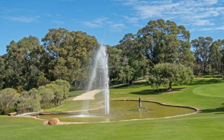 Foto de El Pioneer Women 's Memorial se encuentra en el Jardín Botánico de Australia Occidental en Kings Park en Perth, Australia Occidental. Consta de un lago, una estatua y una fuente. - Imagen libre de derechos