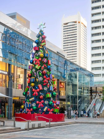 Foto de PERTH, AUSTRALIA - 12 de diciembre de 2023: La Ciudad de Perth Árbol de Navidad en la ciudad de Perth, Australia Occidental. - Imagen libre de derechos