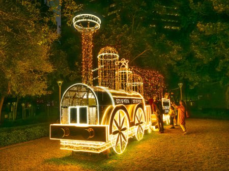 Foto de PERTH, AUSTRALIA - 12 de diciembre de 2023: El Tren de Navidad Vintage es parte de las decoraciones festivas en la ciudad de Perth en Australia Occidental. - Imagen libre de derechos