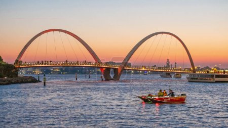 Foto de PERTH, AUSTRALIA - 20 DE ENERO DE 2024: Gente observando la puesta de sol en Elizabeth Quay Bridge en Perth, la capital de Australia Occidental. - Imagen libre de derechos