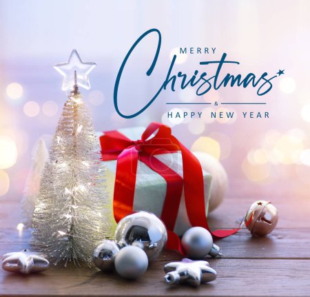 Foto de Árbol de Navidad y regalos de Navidad. Banner de Navidad o diseño de tarjeta de felicitación con spac de copia - Imagen libre de derechos