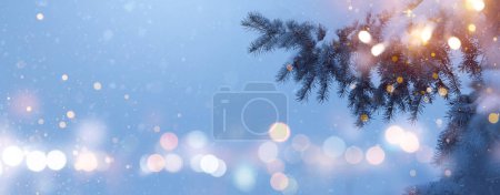 Foto de Árbol de invierno de Navidad y luces guirnalda de vacaciones. Resumen borroso fondo de Navidad. Fondo de pantalla ancha. Año nuevo Diseño de arte de invierno, frontera de vacaciones de pantalla ancha - Imagen libre de derechos