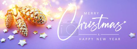 Foto de Banner de Navidad o tarjeta de felicitación de fondo con luz de Navidad y decoratio - Imagen libre de derechos