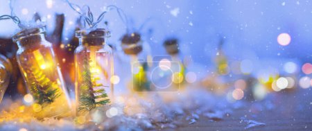 Foto de Decoración de la luz de vacaciones y el concepto de saludo - luces bokeh guirnalda de Navidad sobre fondo azul claro - Imagen libre de derechos