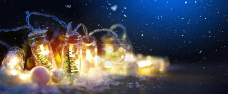 Foto de Decoración de la luz de vacaciones y el concepto de saludo - luces bokeh guirnalda de Navidad sobre fondo de invierno azul - Imagen libre de derechos